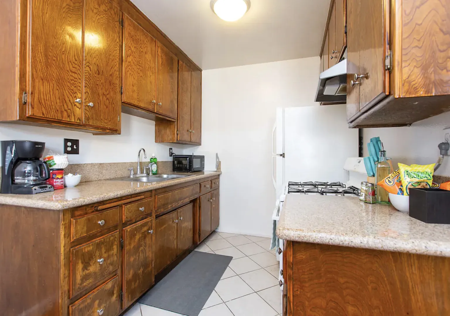 Clean and Stylish 1 BDRM Apartment in West Hollywood — Photo 4