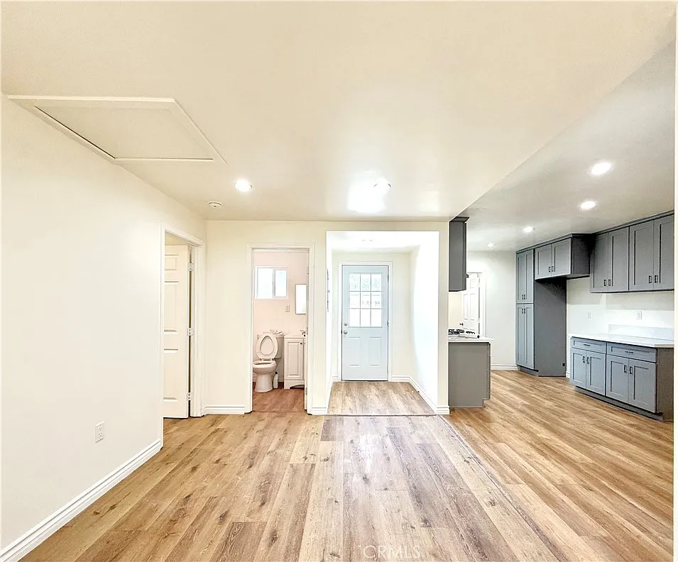 3 bed, 855 sqft, $2,700 — Photo 2