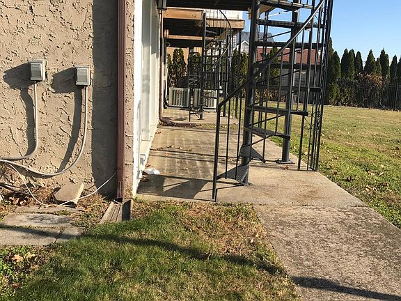 4th image of 437 Tennyson Dr #1