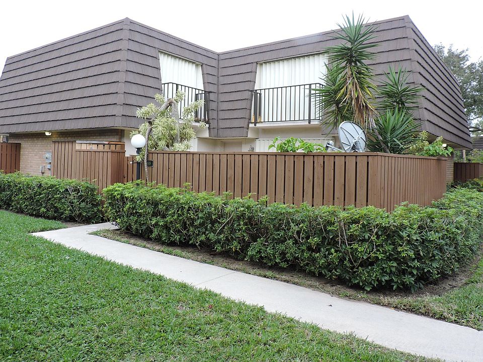 view front of townhome