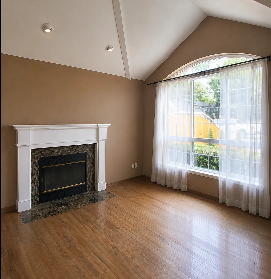 3 bed, 2.5 bath, 1731 sqft, $3,150 — Photo 3