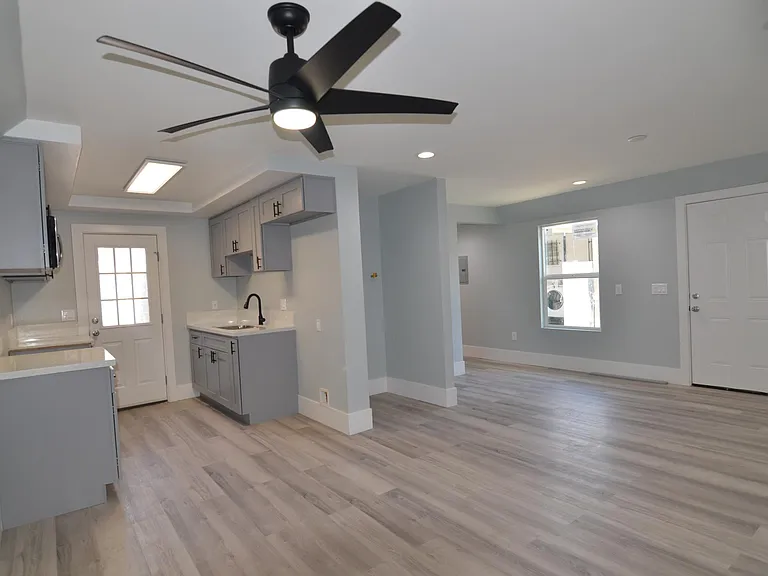926 W School St — Photo 5