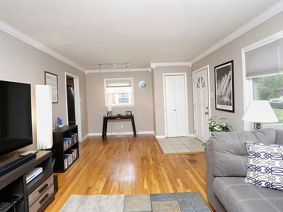 5th image of 681 Sheridan Dr