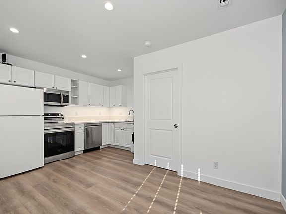4th image of 545 W Shenandoah St #B