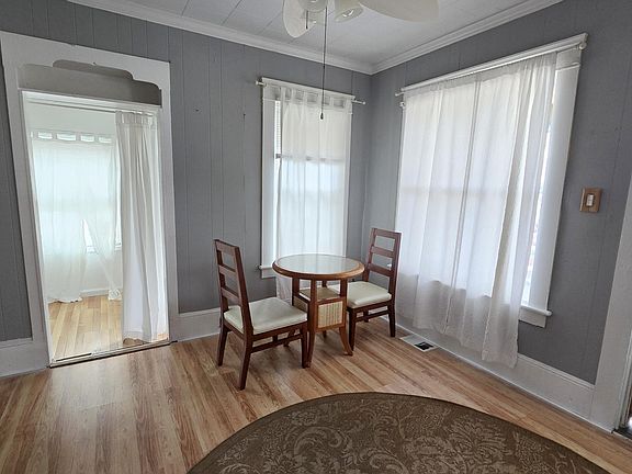 4th image of 409 Earl St