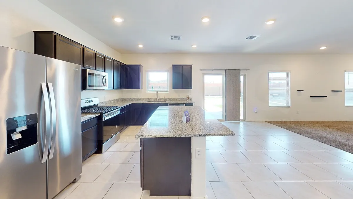 4 bed, 2.5 bath, 2645 sqft, $2,500 — Photo 3
