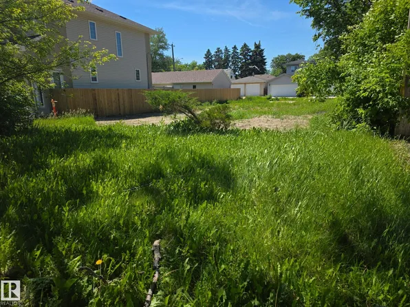 11726 122nd St NW, Edmonton, AB T5M 0C3