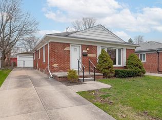 1831 Prestwick Rd, Grosse Pointe Woods, MI 48236