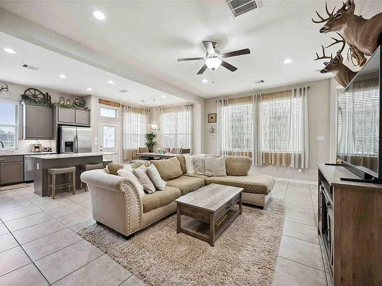323 Biltmore Loop — Photo 7