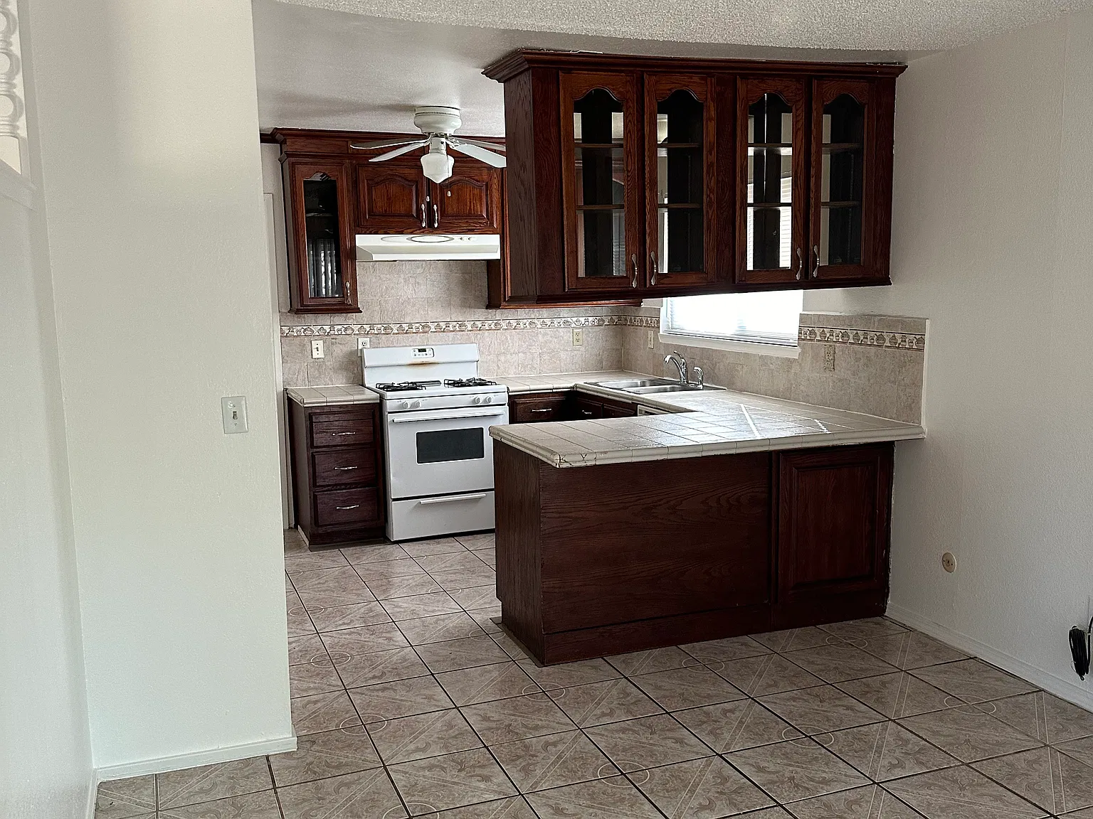 4 bed, 1370 sqft, $2,500 — Photo 3