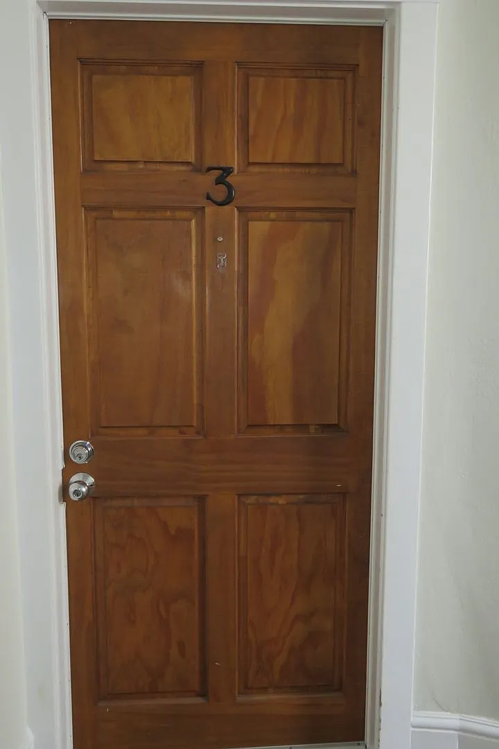Richmond Gem - 2 bedrooms - 1 bathroom- parking one car — Photo 1
