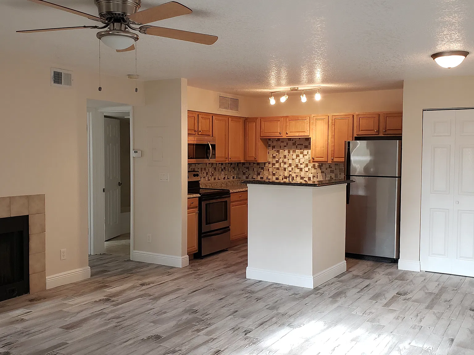 2 bed, 924 sqft, $1,800 — Photo 3
