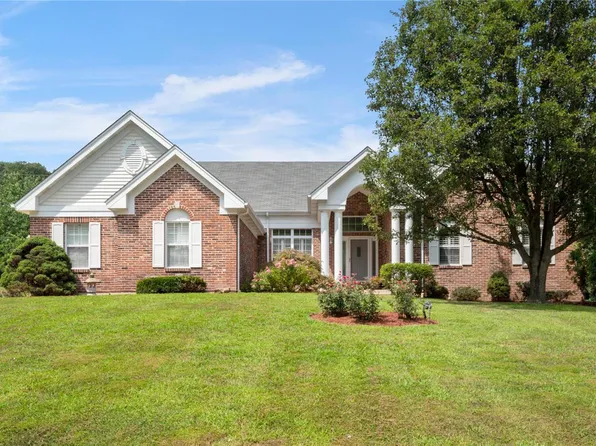 1149 S Charlemagne Dr, Lake Saint Louis, MO 63367