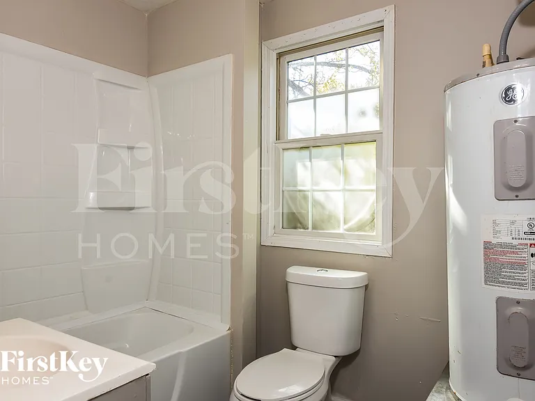 2456 Maple St — Photo 13