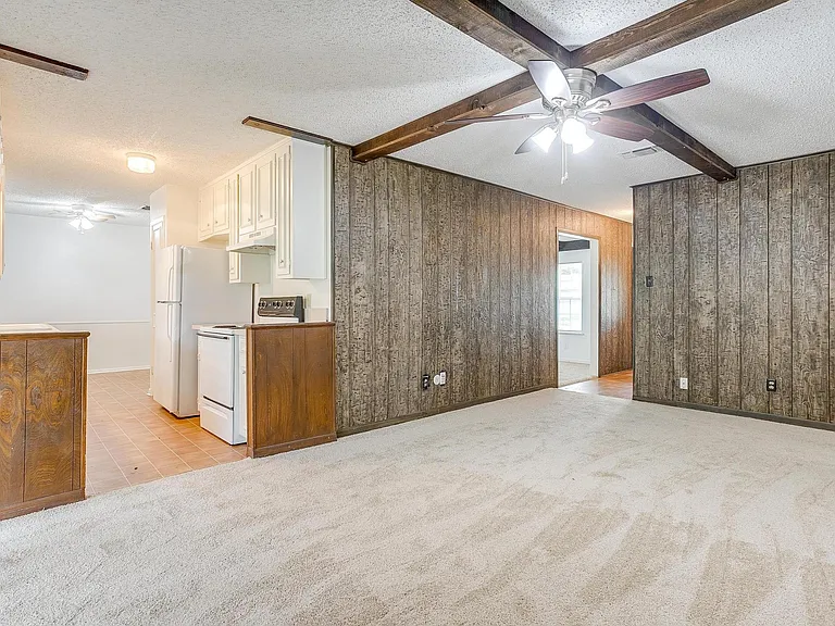 812 E Prairie View Rd — Photo 4