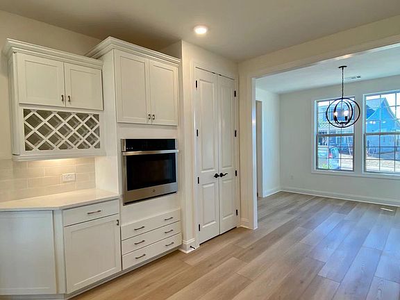 5th image of 303 Blue Spruce Dr