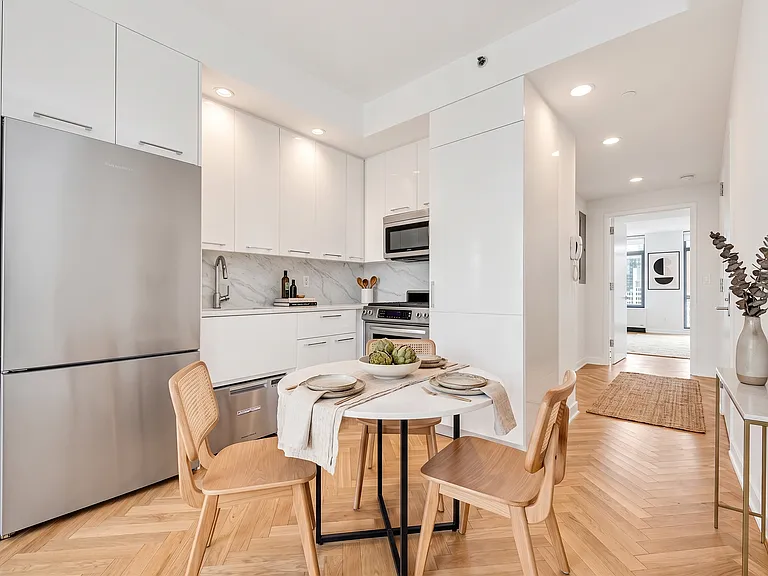 49 E 34th St #18A — Photo 4