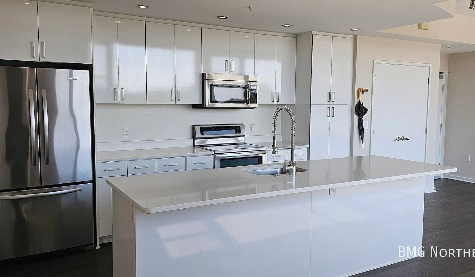 Upscale 2BR/2.5 BA Condo In Contemporary Steel And Glass High-Rise Building — Photo 2