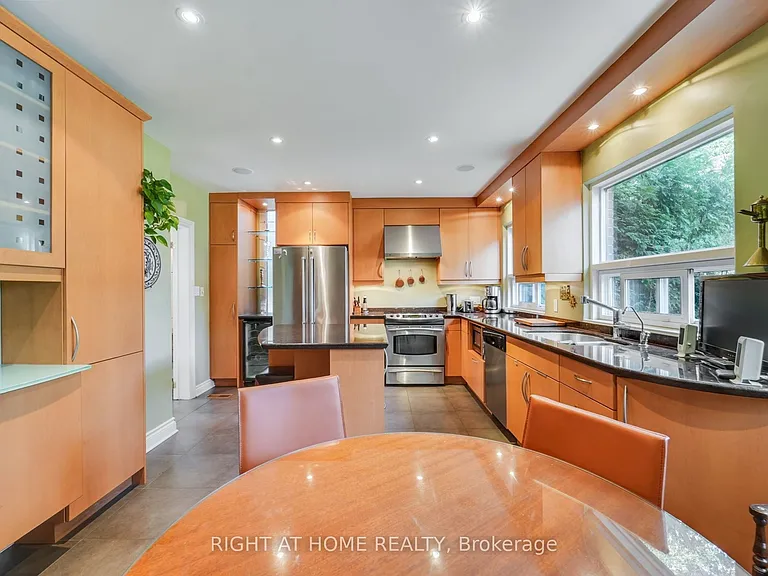 25 Clarendon Ave — Photo 15