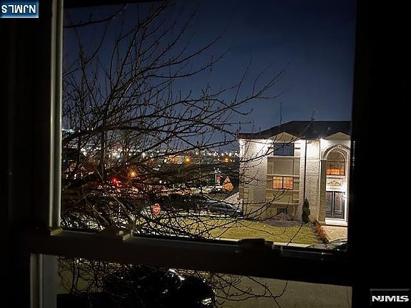 3rd image of 827 Pleasantview Ter