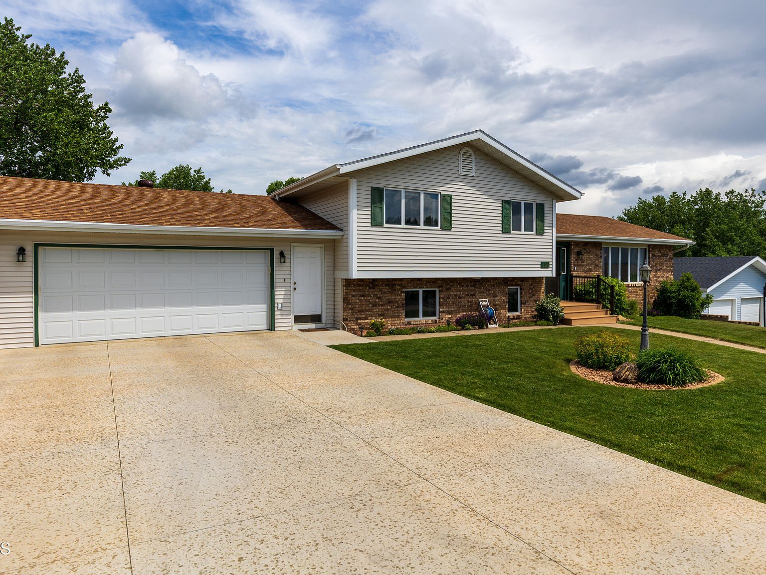 1408 9th Ave NW, Mandan, ND 58554 | Zillow