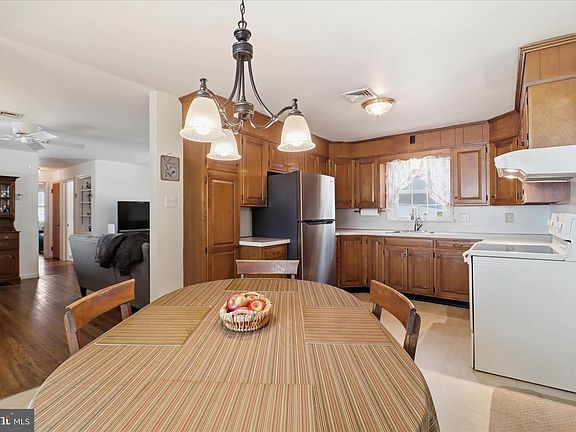 3rd image of 9 Ridge View Dr