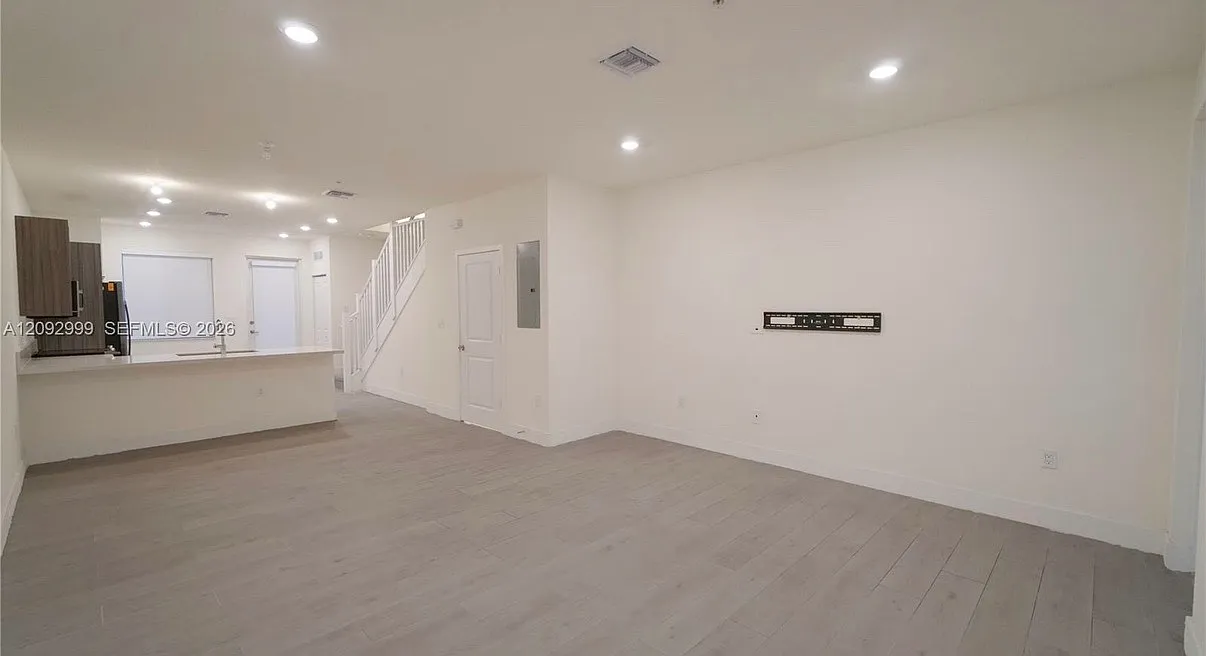 3 bed, 1315 sqft, $3,300 — Photo 4