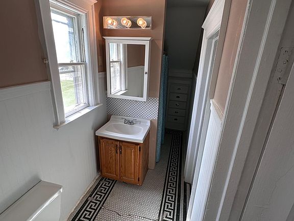 2nd image of 850 Lincolnway E #3