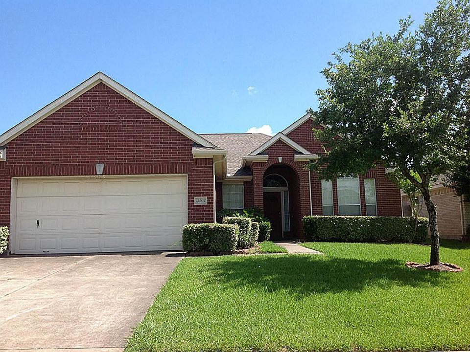 2nd image of 3303 Stratford Manor Dr