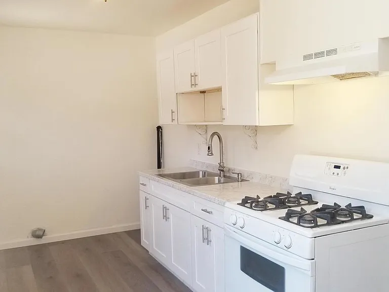 140 E Pearl St — Photo 5