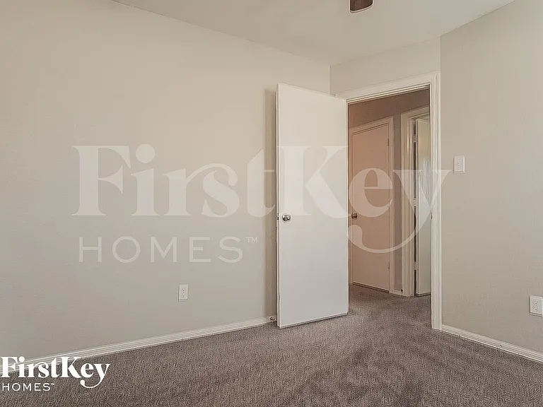 106 W Red Oak Ln — Photo 13