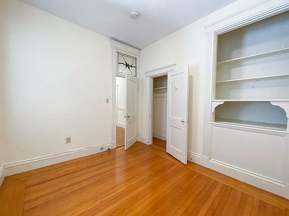 4th image of 28 Queensberry St APT 1