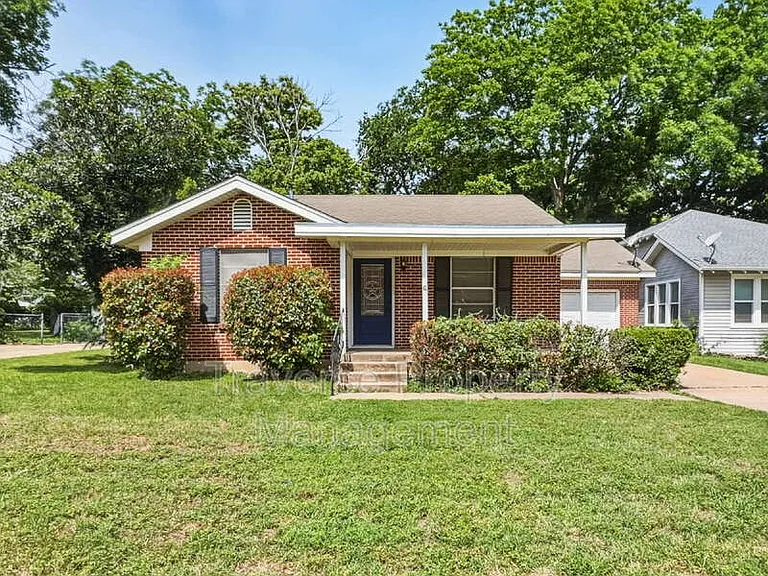 304 S Waco St — Photo 1