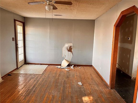 4th image of 806 NW Capelle St