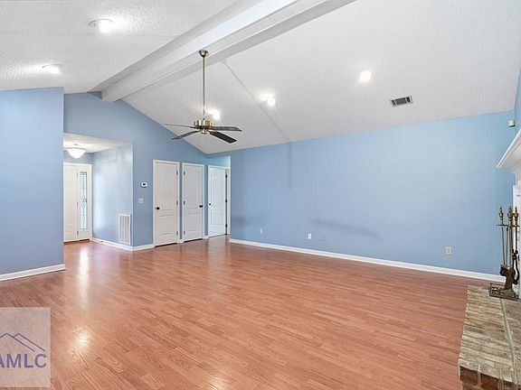5th image of 405 Club Dr