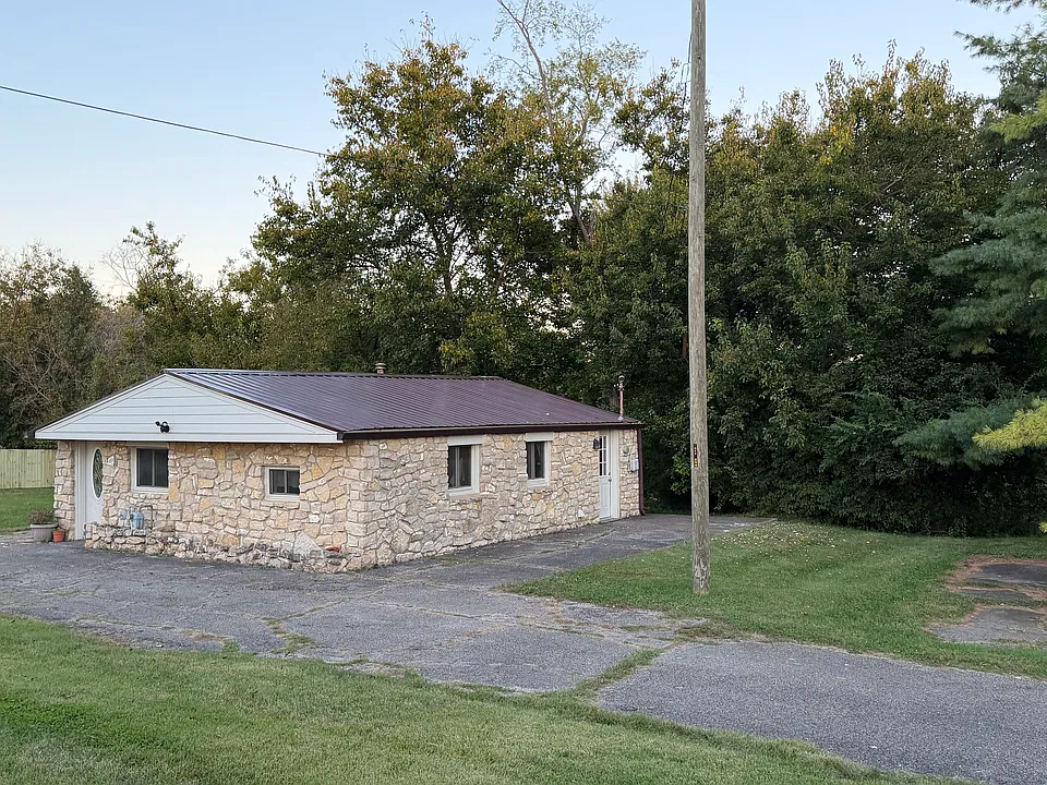 1003 W Smith Valley Rd