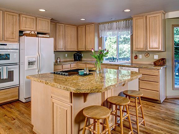 Bright Kitchen 