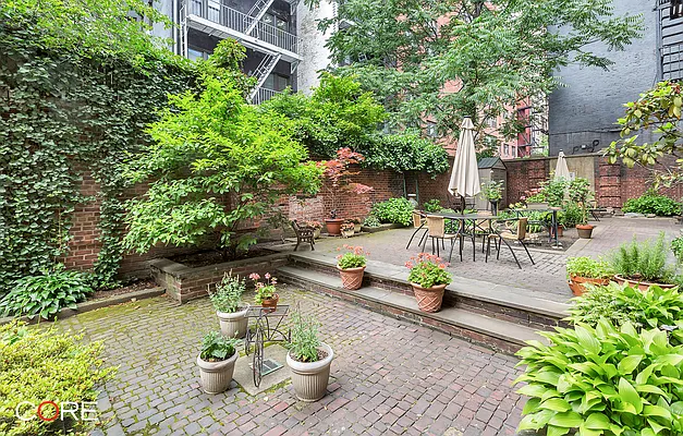 Rented by CORE | media 8