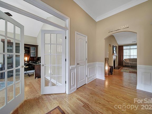 4th image of 909 Autumn Glen Ct
