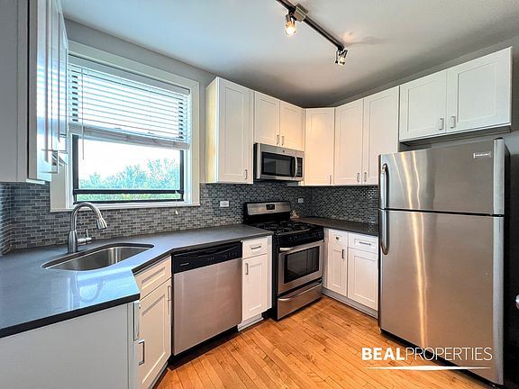 5th image of 2321 N Rockwell St #C3