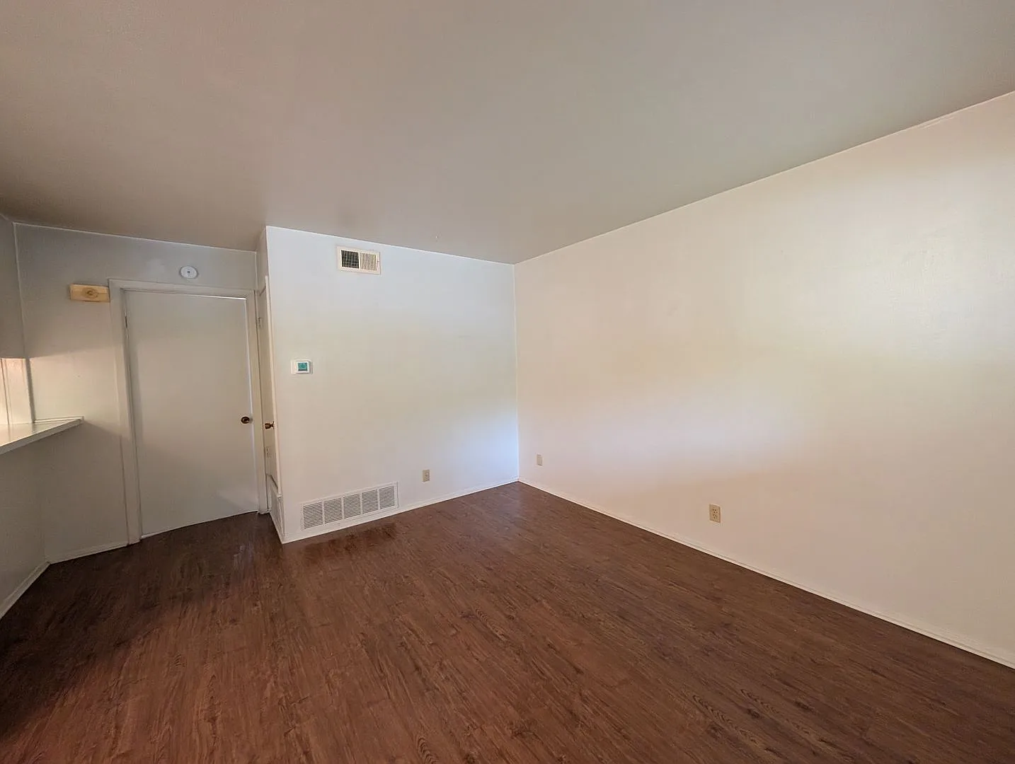 1/1 Triplex / Easy Access to I-35 / Fridge / No Carpet / CISD — Photo 3