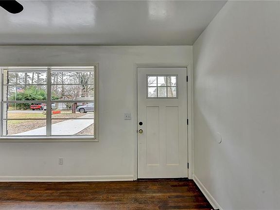 4th image of 709 E Glochester Pl
