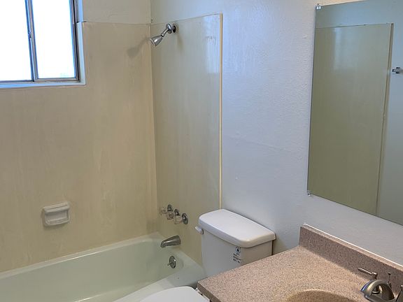 2nd image of 1419 Girard Blvd NE #2B-1Ba-750Sqft