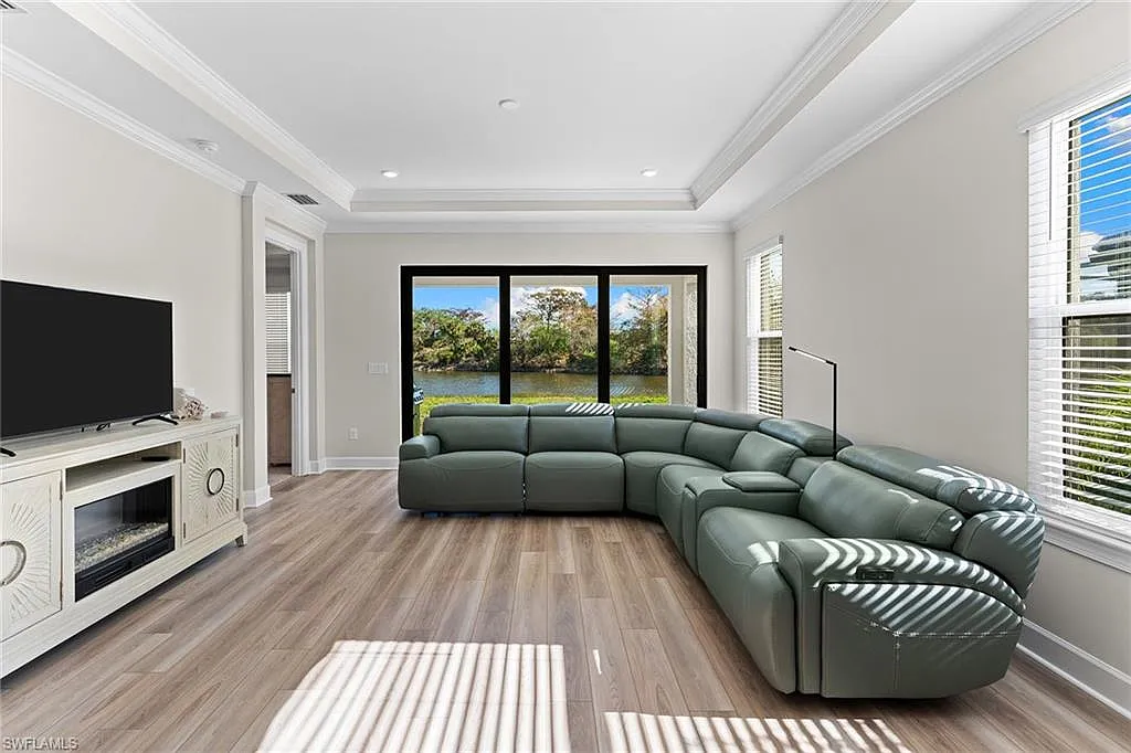 3 bed, 2.0 bath, 1905 sqft, $7,500 — Photo 4