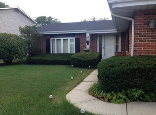 1107 S Sprucewood Dr, Mount Prospect, IL 60056