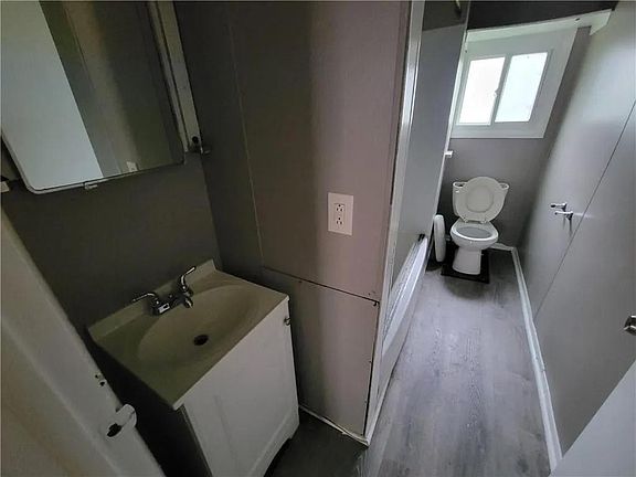 5th image of 76 Woodward St