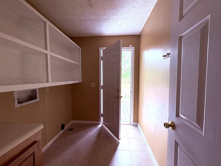 328 Longwood Dr — Photo 4