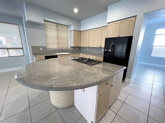 5th image of 70 Castle Creek Ct
