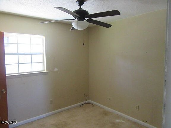 5th image of 330 Sunny Dr