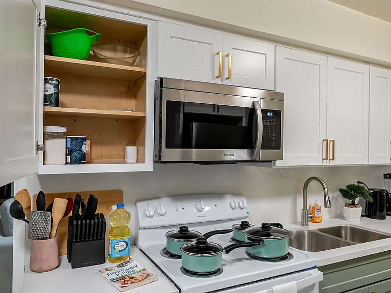 Cook like a pro with a high-quality pan in this fully equipped kitchen.